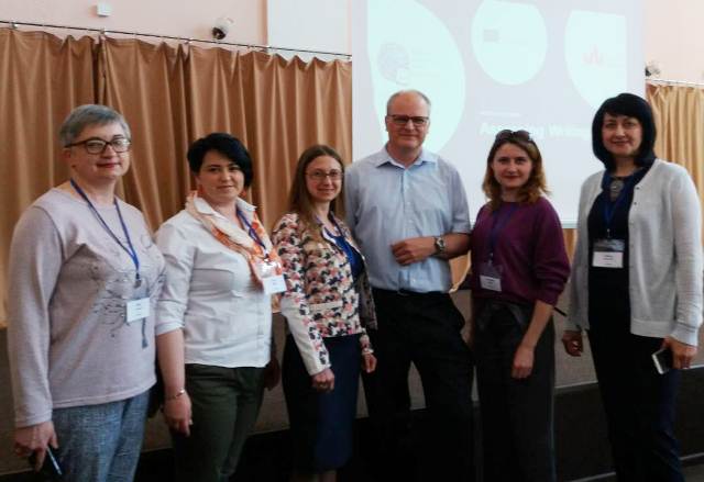 Учасники конференції з професором Бедфордширського університету Ентоні Гріном